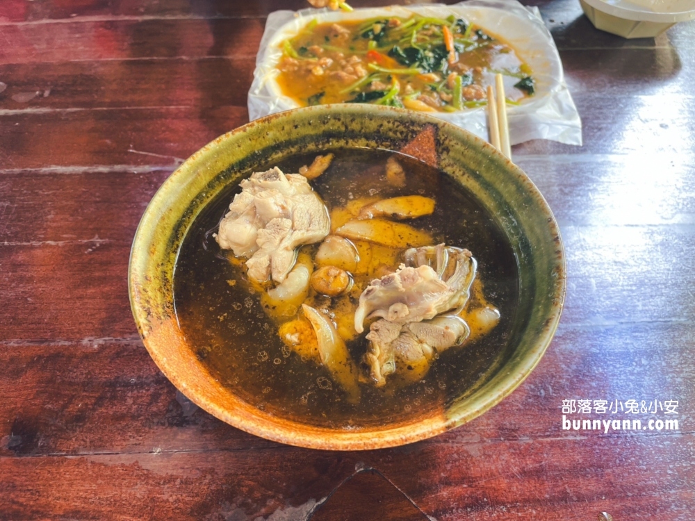 陽明山【何記麻油雞】士林這家麻油雞湯真不錯喝，炒羊肉也很猛。