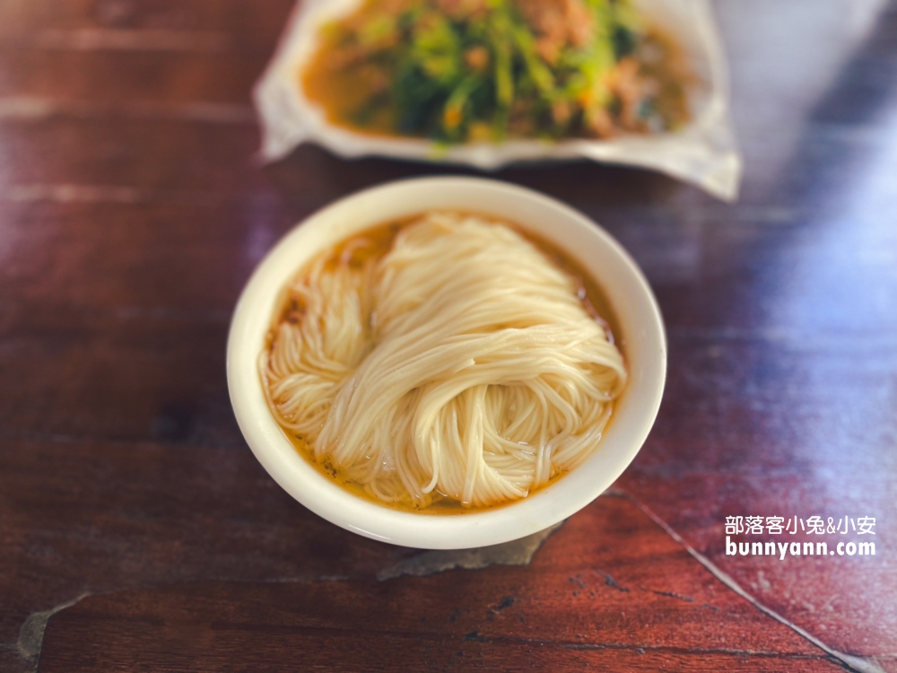 陽明山【何記麻油雞】士林這家麻油雞湯真不錯喝，炒羊肉也很猛。