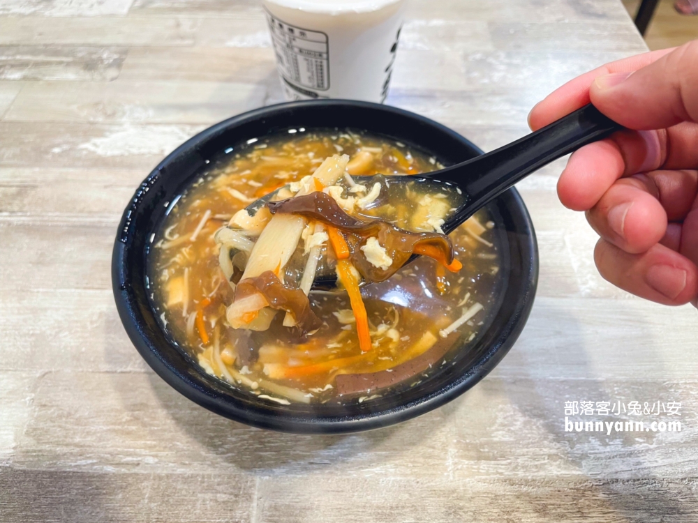 台中【古猗園灌湯包】包進整顆蚵仔的海鮮湯包!!