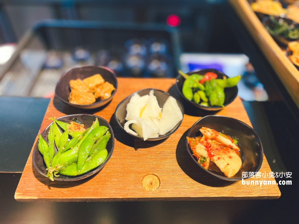 韓鄉韓國料理(市府總店)，30種小菜吃到飽真夠味。
