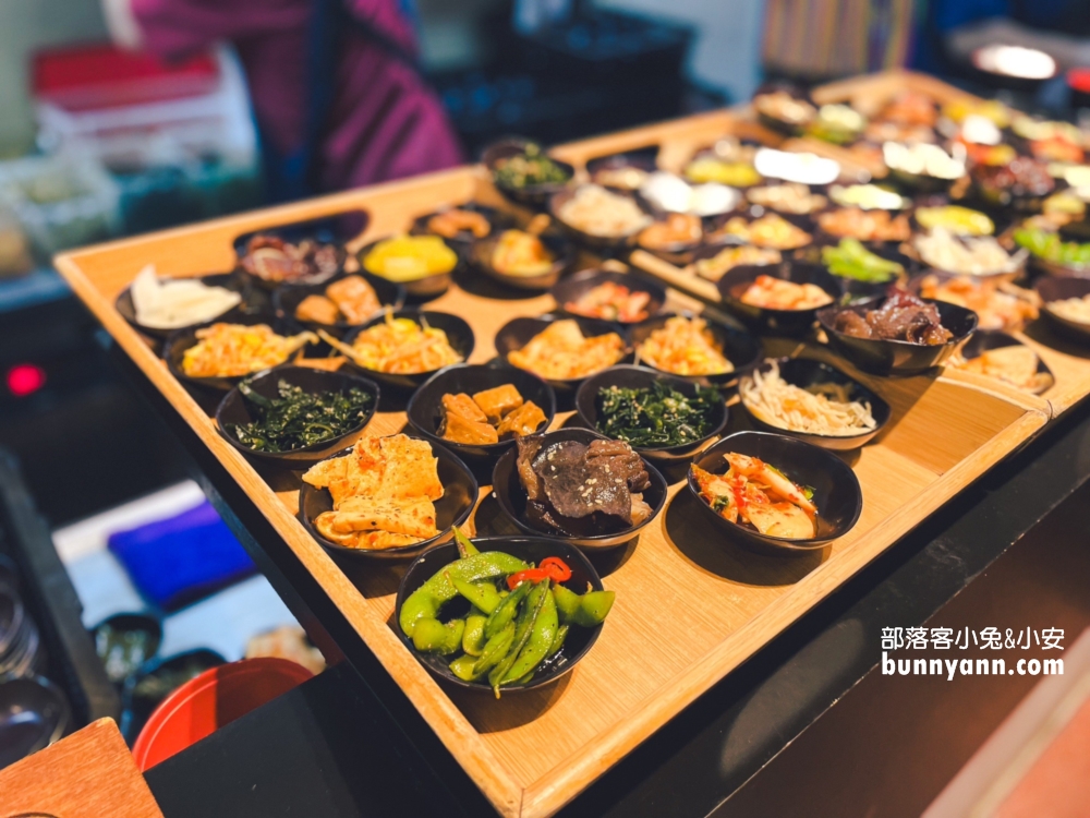 韓鄉韓國料理(市府總店)，30種小菜吃到飽真夠味。