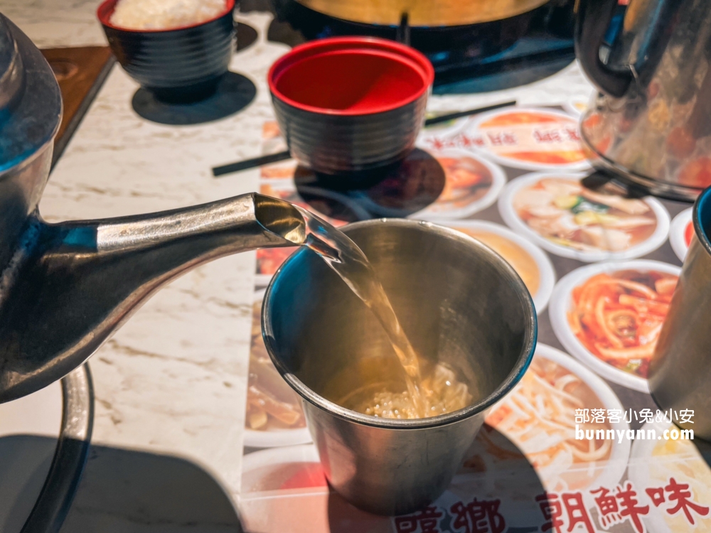 韓鄉韓國料理(市府總店)，30種小菜吃到飽真夠味。