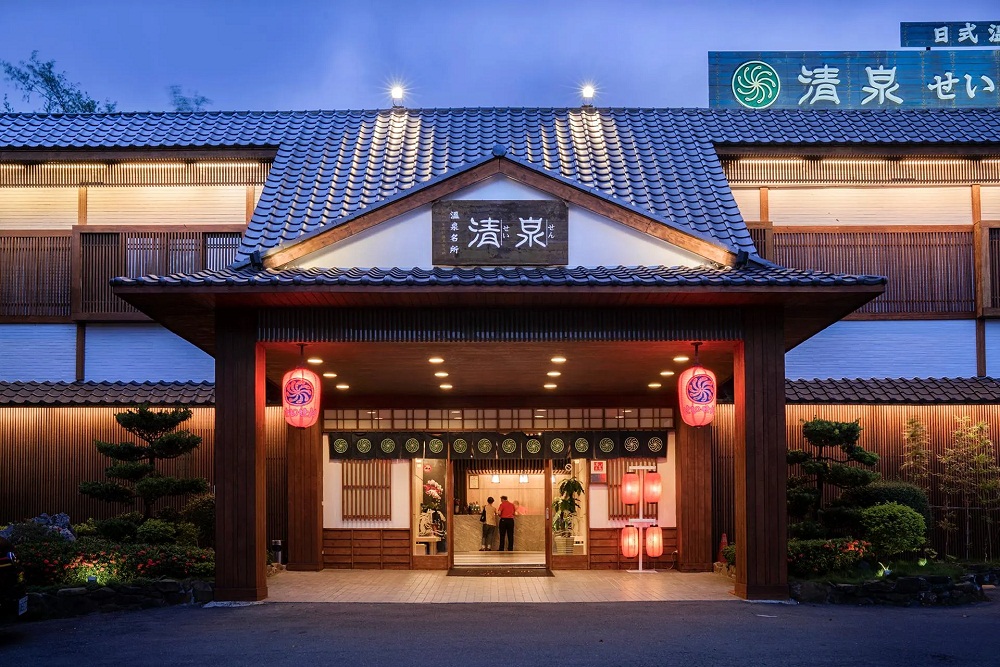清泉日式溫泉館，老字號溫泉館推薦，裝潢走著日式雅致很棒