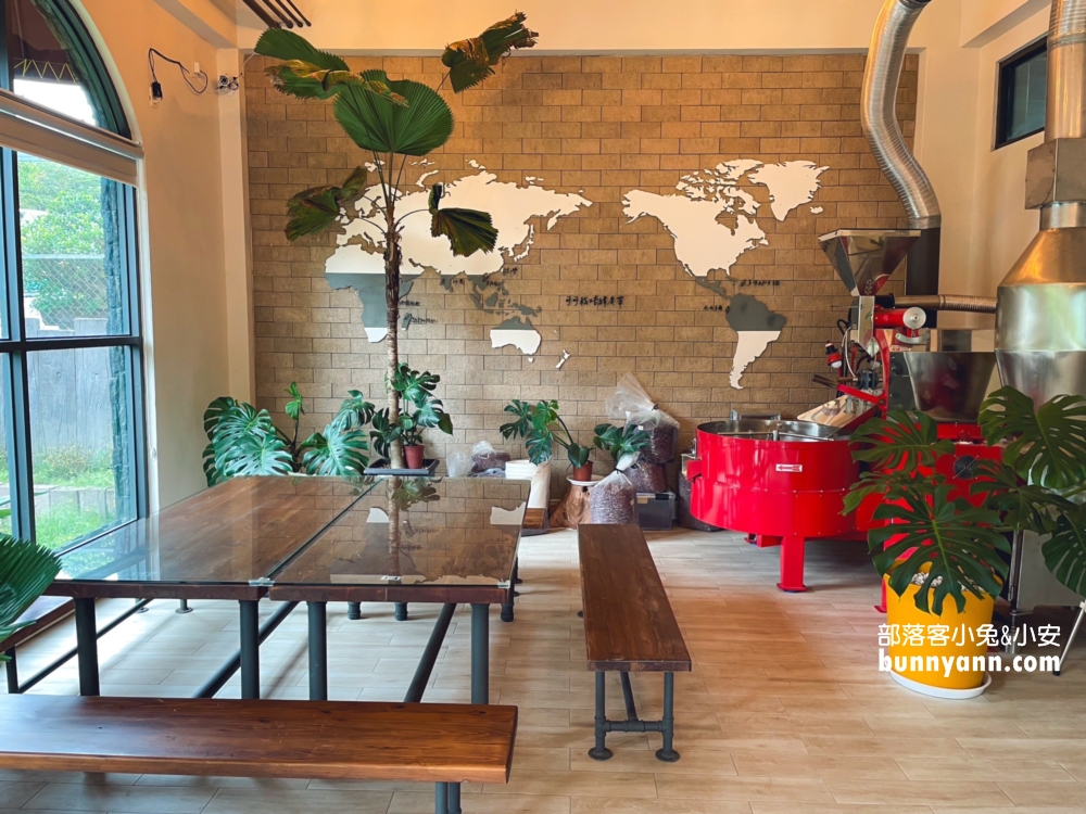 南投免門票的「塔塔加可可農園」巧克力店，試吃非常大方服務又好。