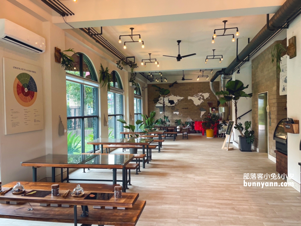 南投免門票的「塔塔加可可農園」巧克力店，試吃非常大方服務又好。