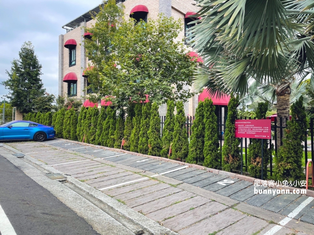 南投免門票的「塔塔加可可農園」巧克力店，試吃非常大方服務又好。
