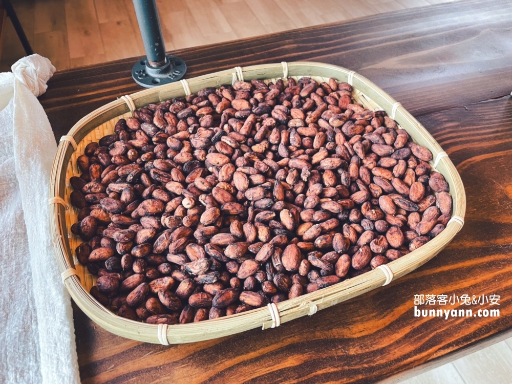 南投免門票的「塔塔加可可農園」巧克力店，試吃非常大方服務又好。