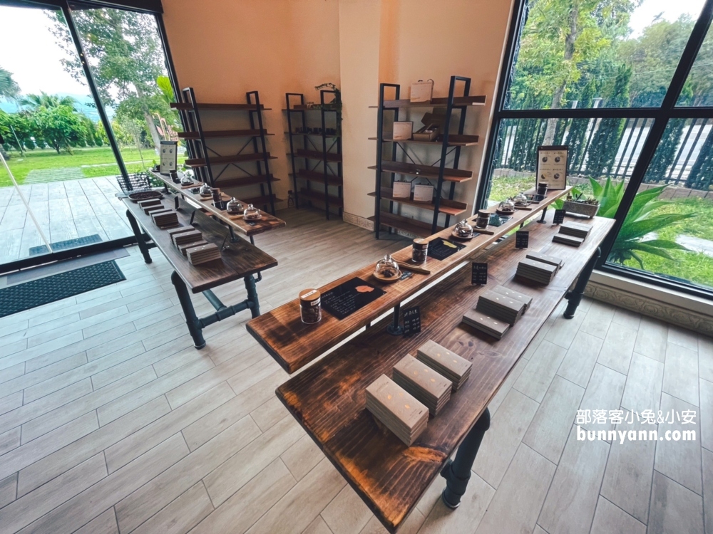 南投免門票的「塔塔加可可農園」巧克力店，試吃非常大方服務又好。