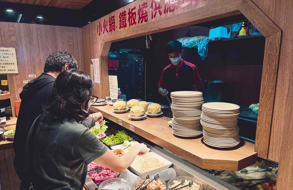 樹林美食推薦【安格士牛排館】360元就能夠使用自助吧無限吃。