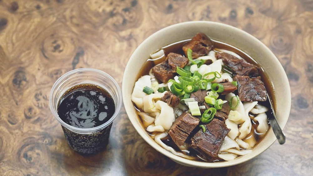 台北【富宏牛肉麵】免費加湯還附可樂喝到飽也太棒了。