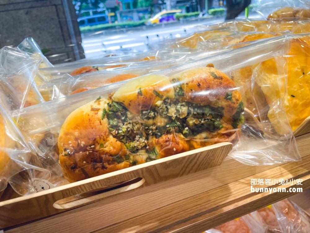 小鳥吃吐司圓山店》浮誇58公分巨大可頌麵包，超美韓系麵包店!!