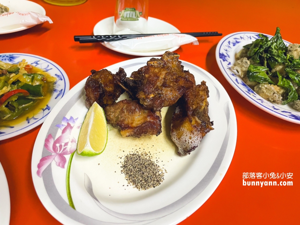 高雄在地美食【愛河生啤酒小吃部】中午就開喝生啤尬水餃!!