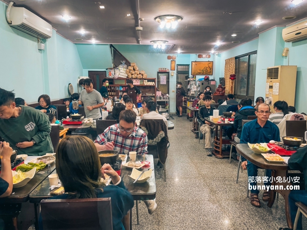 台南老字號火鍋店!!是吉祥精緻火鍋館~每次經過都大排長龍有夠厲害。