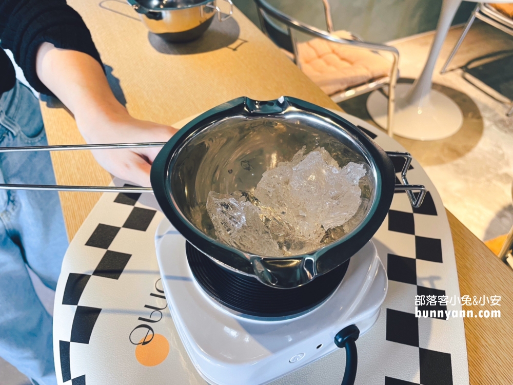 果丘in白木耳吸凍飲專賣店，來玩香氛蠟燭DIY，繡球花霜淇淋又美又好吃。