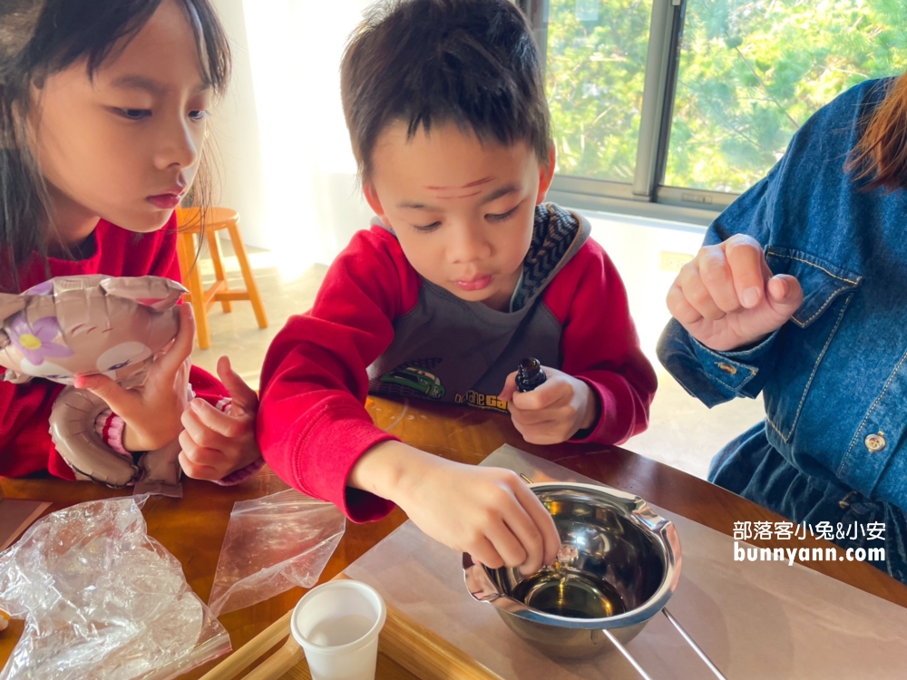 果丘in白木耳吸凍飲專賣店，來玩香氛蠟燭DIY，繡球花霜淇淋又美又好吃。