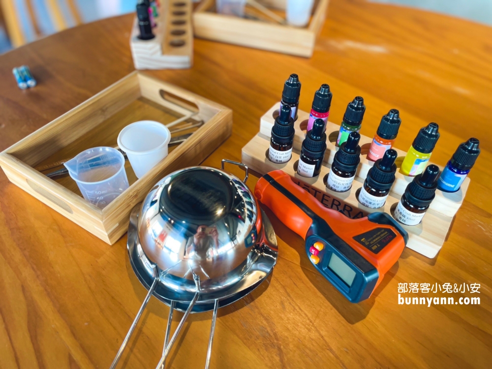 果丘in白木耳吸凍飲專賣店，來玩香氛蠟燭DIY，繡球花霜淇淋又美又好吃。