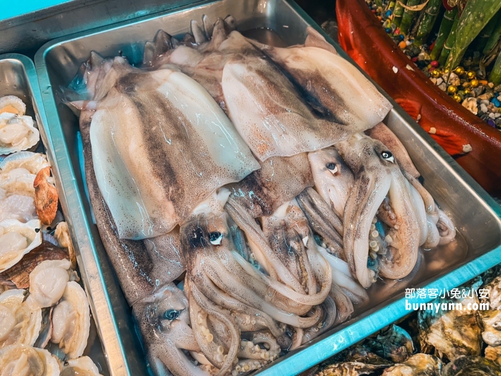 新北市【海世界複合式碳烤林口店】各種海鮮漁獲一整個放滿冰櫃任你挑