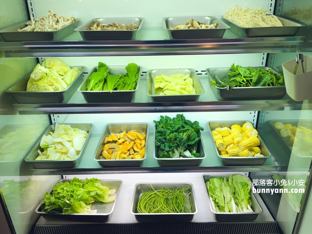 新北市【海世界複合式碳烤林口店】各種海鮮漁獲一整個放滿冰櫃任你挑