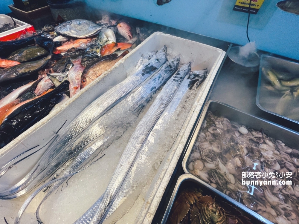 新北市【海世界複合式碳烤林口店】各種海鮮漁獲一整個放滿冰櫃任你挑