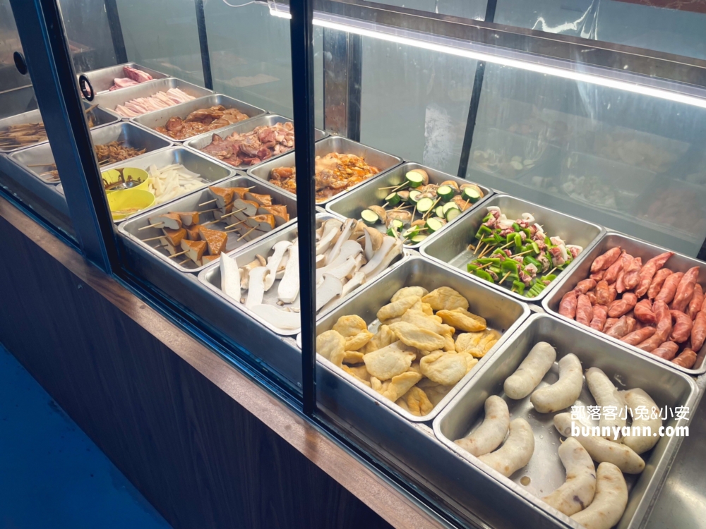 新北市【海世界複合式碳烤林口店】各種海鮮漁獲一整個放滿冰櫃任你挑