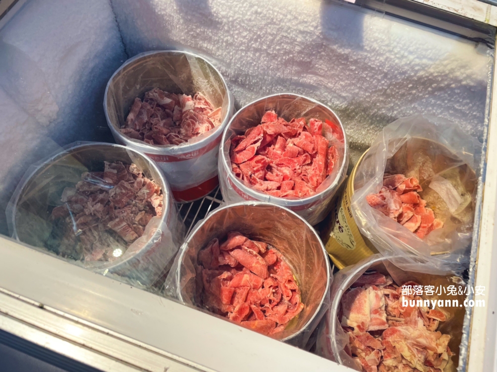新北市【海世界複合式碳烤林口店】各種海鮮漁獲一整個放滿冰櫃任你挑