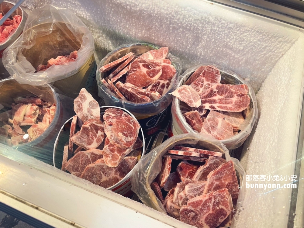 新北市【海世界複合式碳烤林口店】各種海鮮漁獲一整個放滿冰櫃任你挑