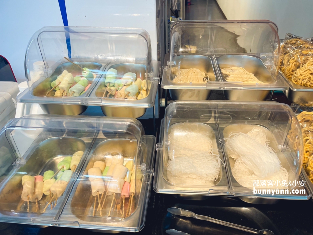 新北市【海世界複合式碳烤林口店】各種海鮮漁獲一整個放滿冰櫃任你挑
