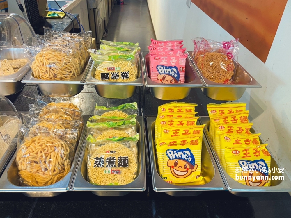 新北市【海世界複合式碳烤林口店】各種海鮮漁獲一整個放滿冰櫃任你挑