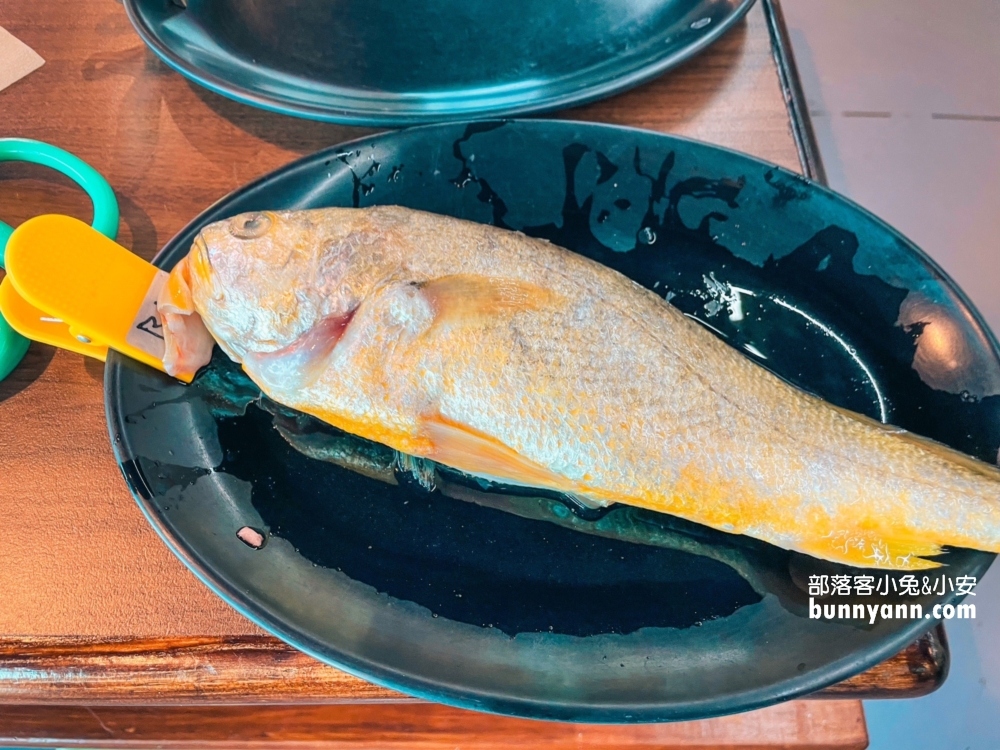 新北市【海世界複合式碳烤林口店】各種海鮮漁獲一整個放滿冰櫃任你挑