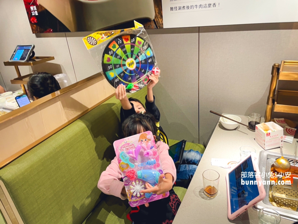 【海底撈火鍋慶城店】小孩用餐送玩具還有免費美甲服務，環境、交通攻略