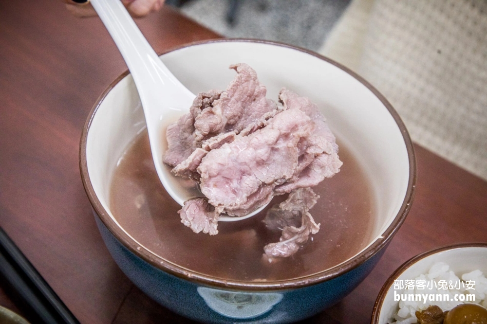 善化美食》阿牛仔牛肉湯，牛肉湯只賣100元，肉燥飯吃到飽超讚。
