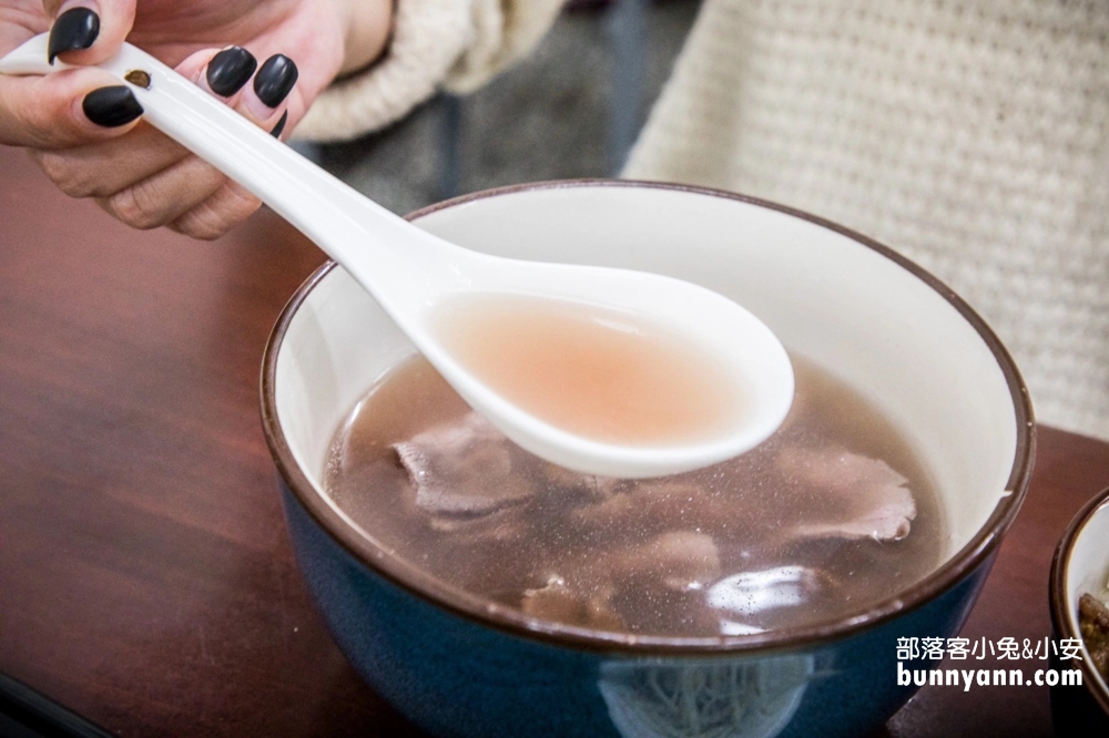善化美食》阿牛仔牛肉湯，牛肉湯只賣100元，肉燥飯吃到飽超讚。