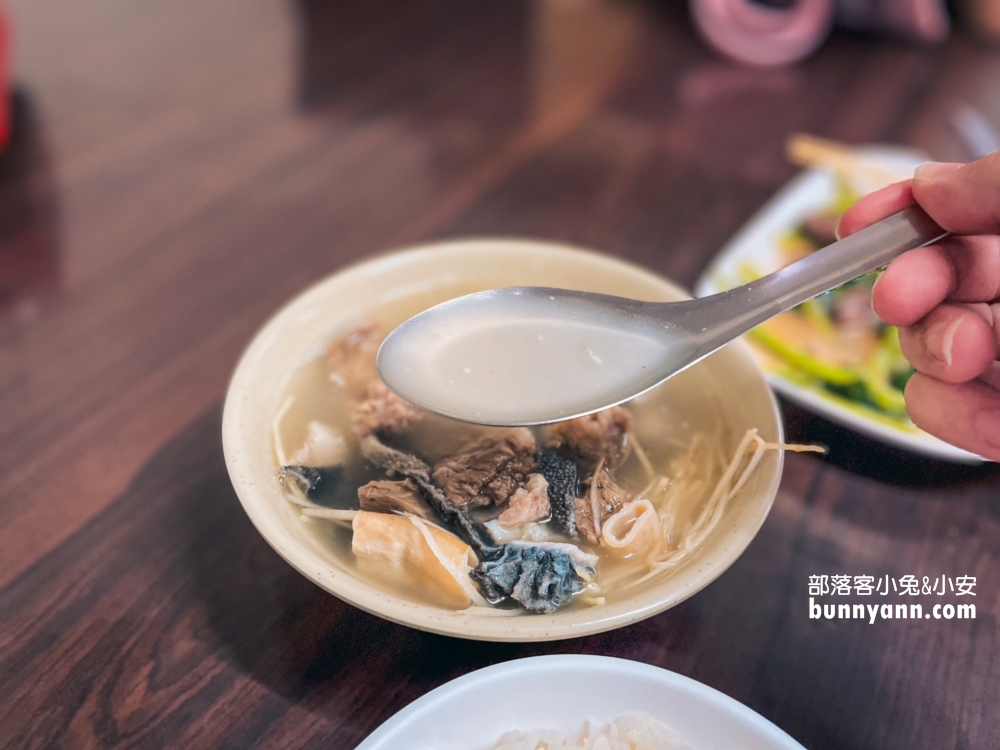 頂六台灣牛牛雜湯，這一大碗牛雜湯我可以給四顆星。