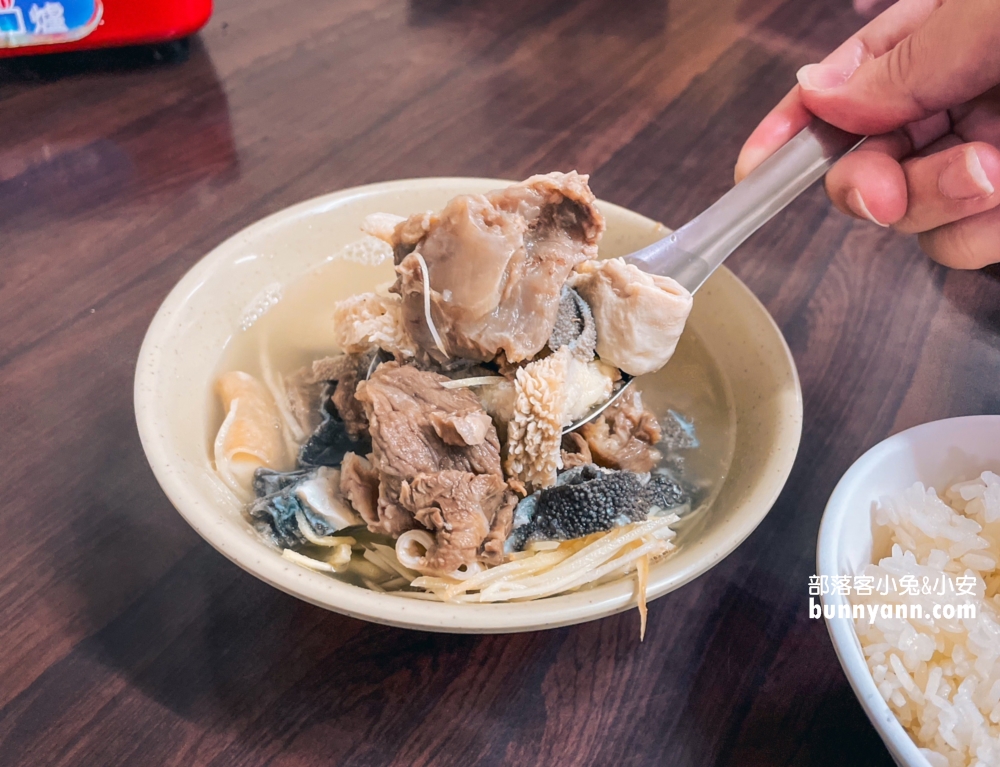 頂六台灣牛牛雜湯，這一大碗牛雜湯我可以給四顆星。
