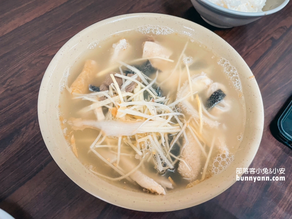 頂六台灣牛牛雜湯，這一大碗牛雜湯我可以給四顆星。