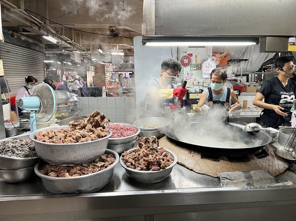 【嘉義王媽媽牛雜湯】谷歌4.2顆星留言三千多則的市場美食攤真好吃