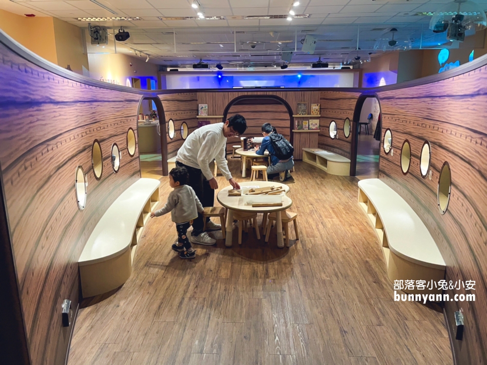 台北【至善園】至善園最迷人的地方，在於唯美的閣樓、湖畔步道、木造迴廊與拱橋