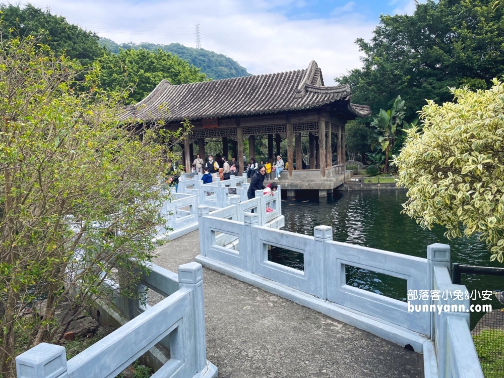 台北【至善園】至善園最迷人的地方，在於唯美的閣樓、湖畔步道、木造迴廊與拱橋