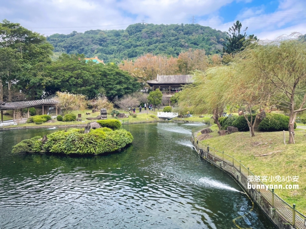 台北【至善園】至善園最迷人的地方，在於唯美的閣樓、湖畔步道、木造迴廊與拱橋
