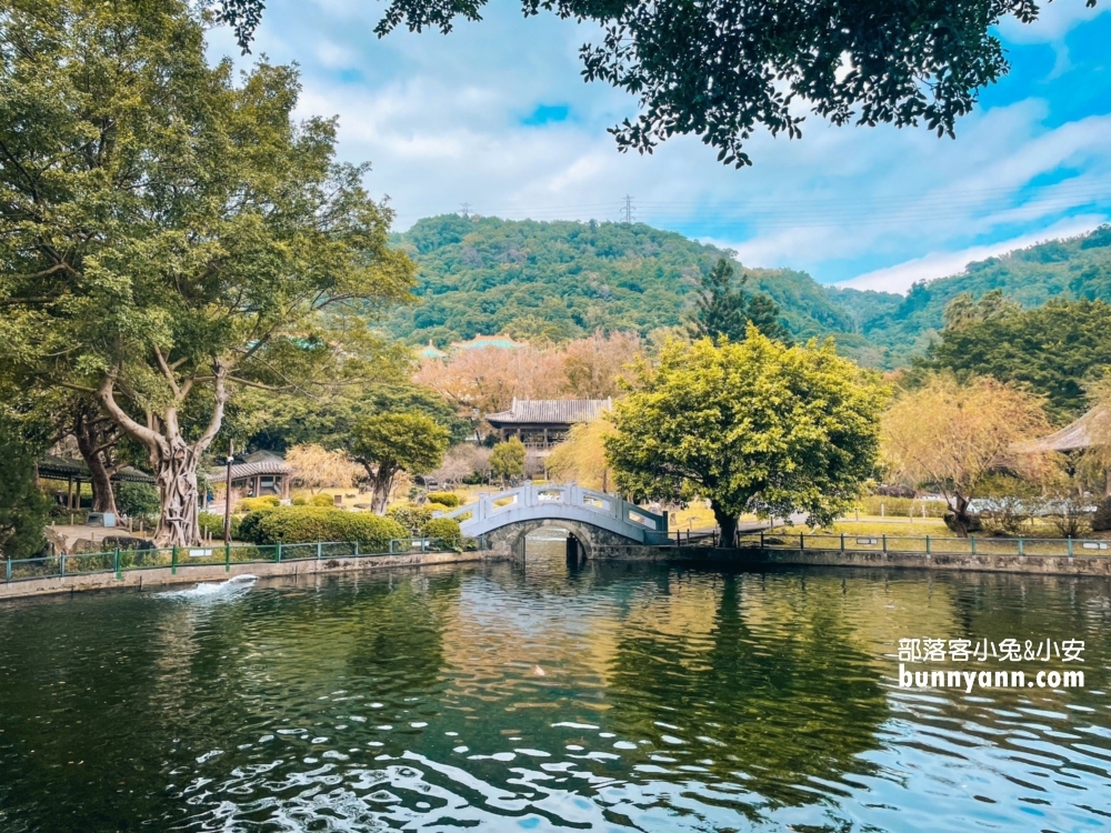 台北【至善園】至善園最迷人的地方，在於唯美的閣樓、湖畔步道、木造迴廊與拱橋