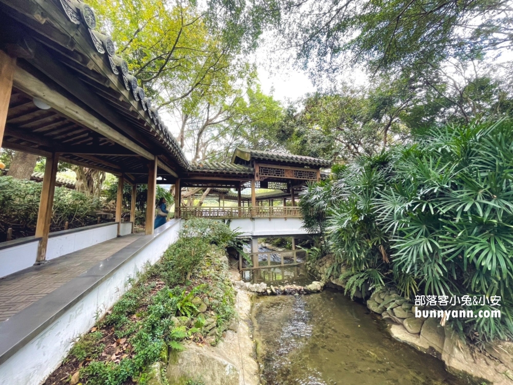 台北【至善園】至善園最迷人的地方，在於唯美的閣樓、湖畔步道、木造迴廊與拱橋