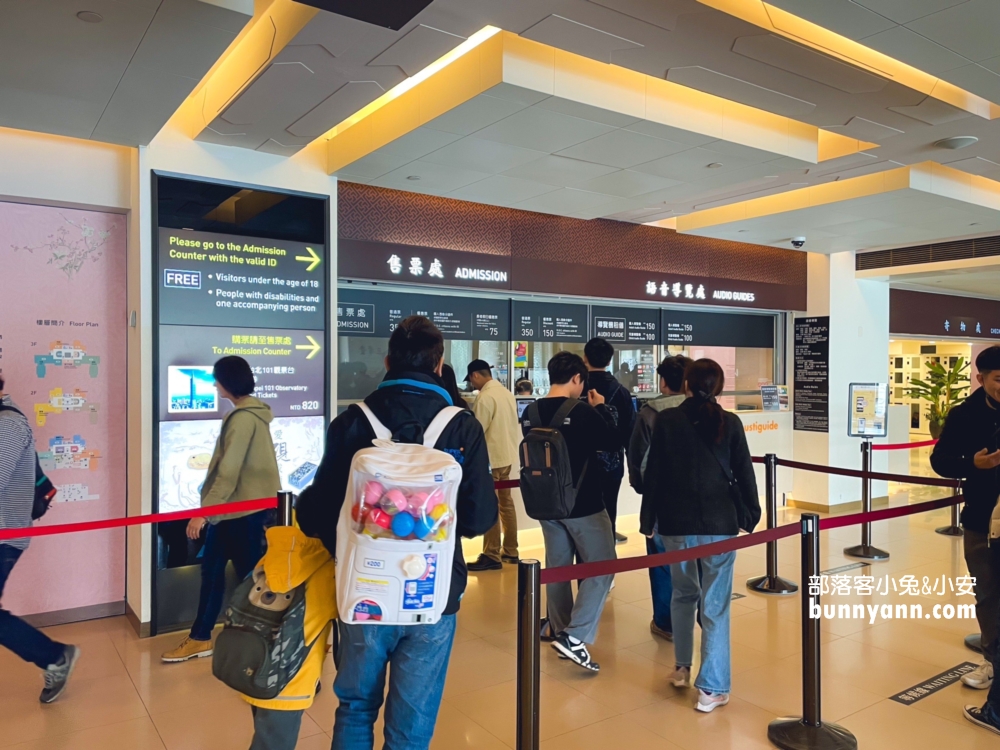 台北【至善園】至善園最迷人的地方，在於唯美的閣樓、湖畔步道、木造迴廊與拱橋