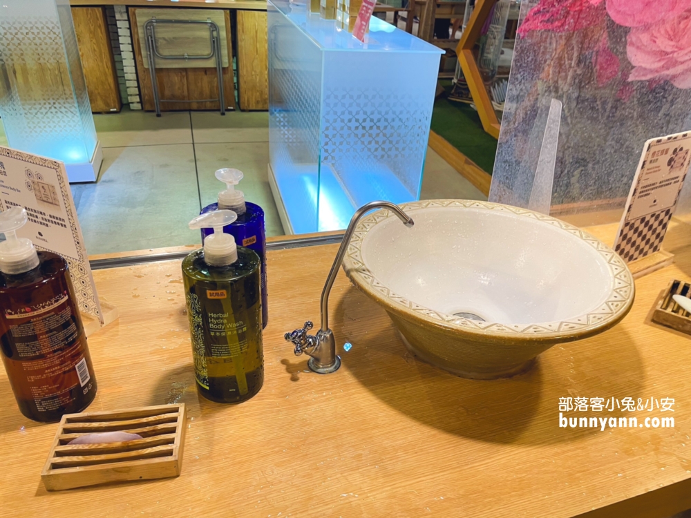 古坑順遊景點「蘿莎玫瑰山莊」漫遊浪漫玫瑰花園，環境、停車、必買推薦攻略。