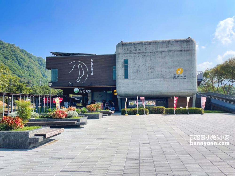 嘉義【觸口遊客中心】門口就能欣賞湛藍的天空和翠綠的山嵐