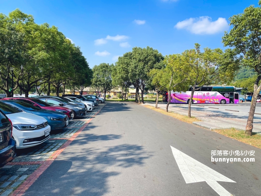 嘉義【觸口遊客中心】門口就能欣賞湛藍的天空和翠綠的山嵐
