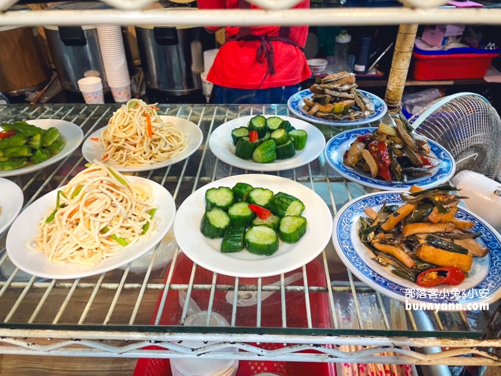 七堵美食【宣騰莊】好吃又便宜的酸菜白肉鍋跟牛肉麵