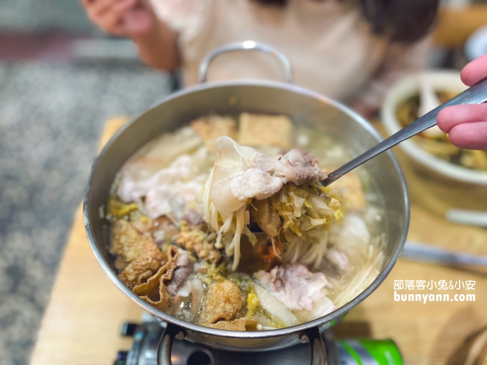 七堵美食【宣騰莊】好吃又便宜的酸菜白肉鍋跟牛肉麵