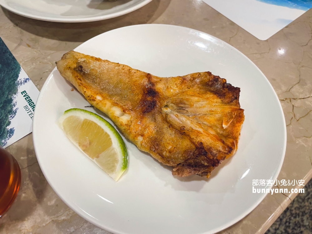 台中長榮吃到飽｜海鮮、熱炒、螃蟹、生魚片，柏克金啤酒無限暢飲超爽快！