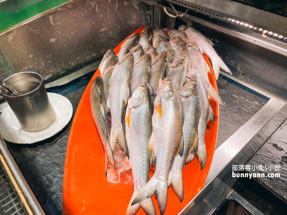 台中長榮吃到飽｜海鮮、熱炒、螃蟹、生魚片，柏克金啤酒無限暢飲超爽快！