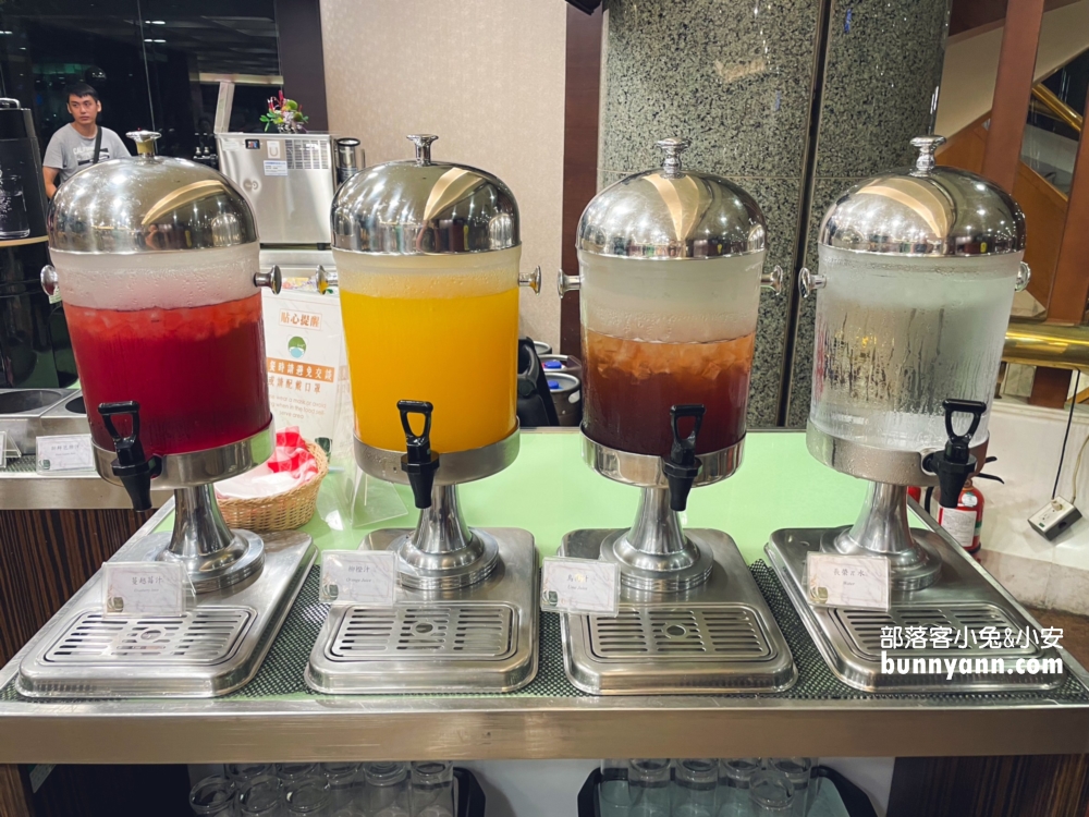 台中長榮吃到飽｜海鮮、熱炒、螃蟹、生魚片，柏克金啤酒無限暢飲超爽快！